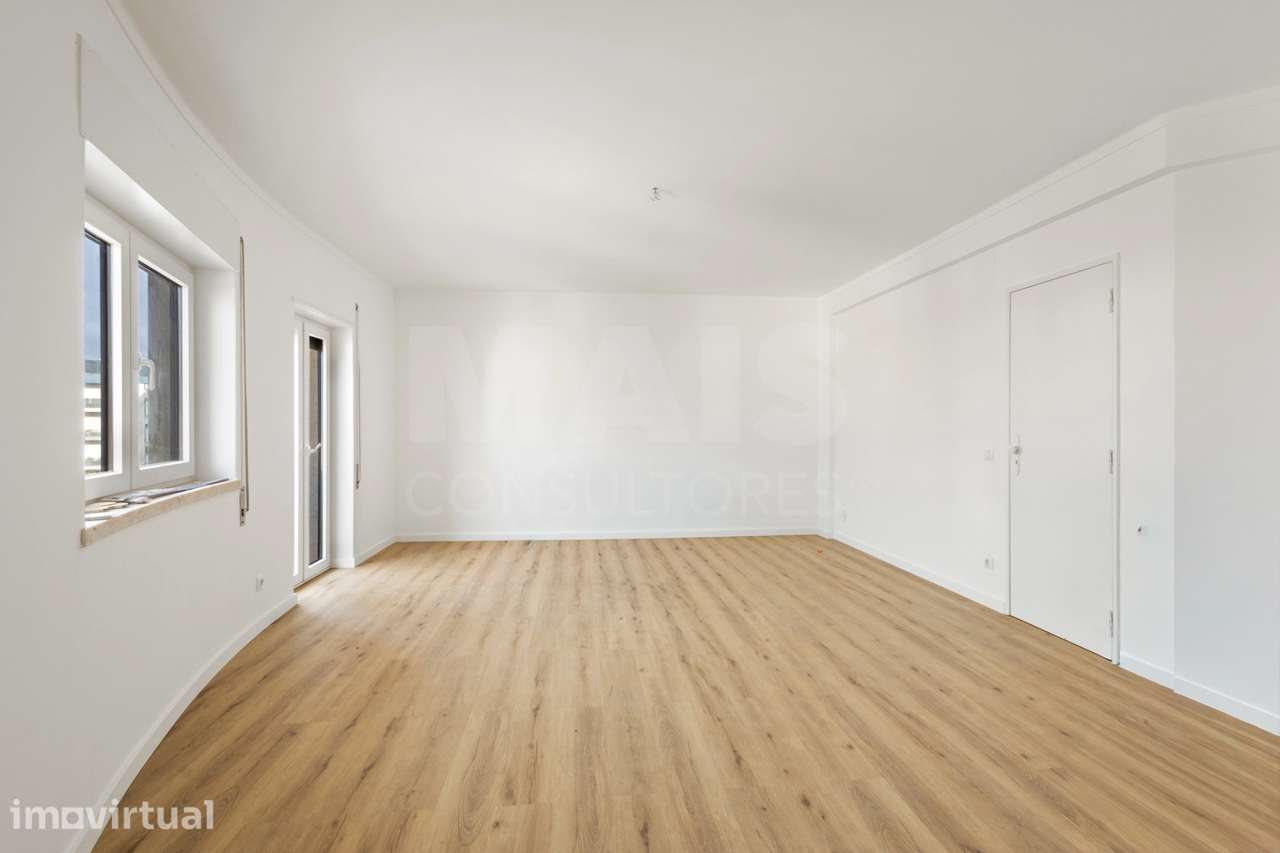 Apartamento T2 remodelado com 2 wc e varanda - Grande imagem: 2/24