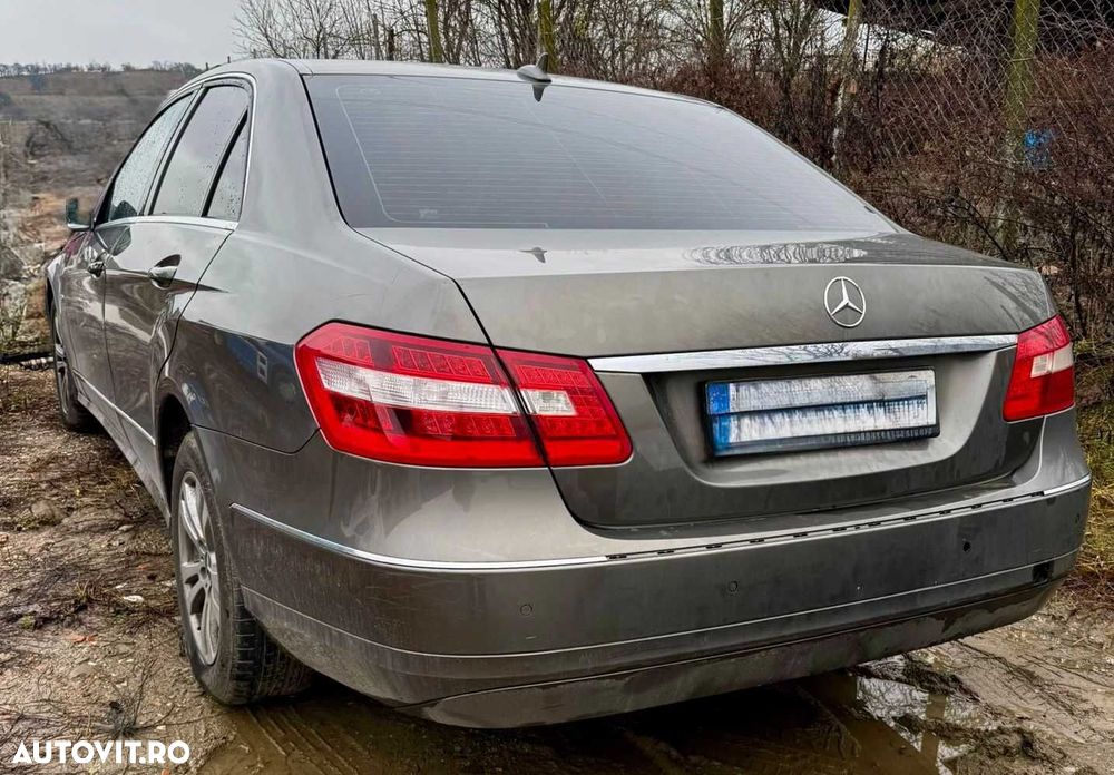 Dezmembrez Mercedes E class 220 2.2 motor defect - 2