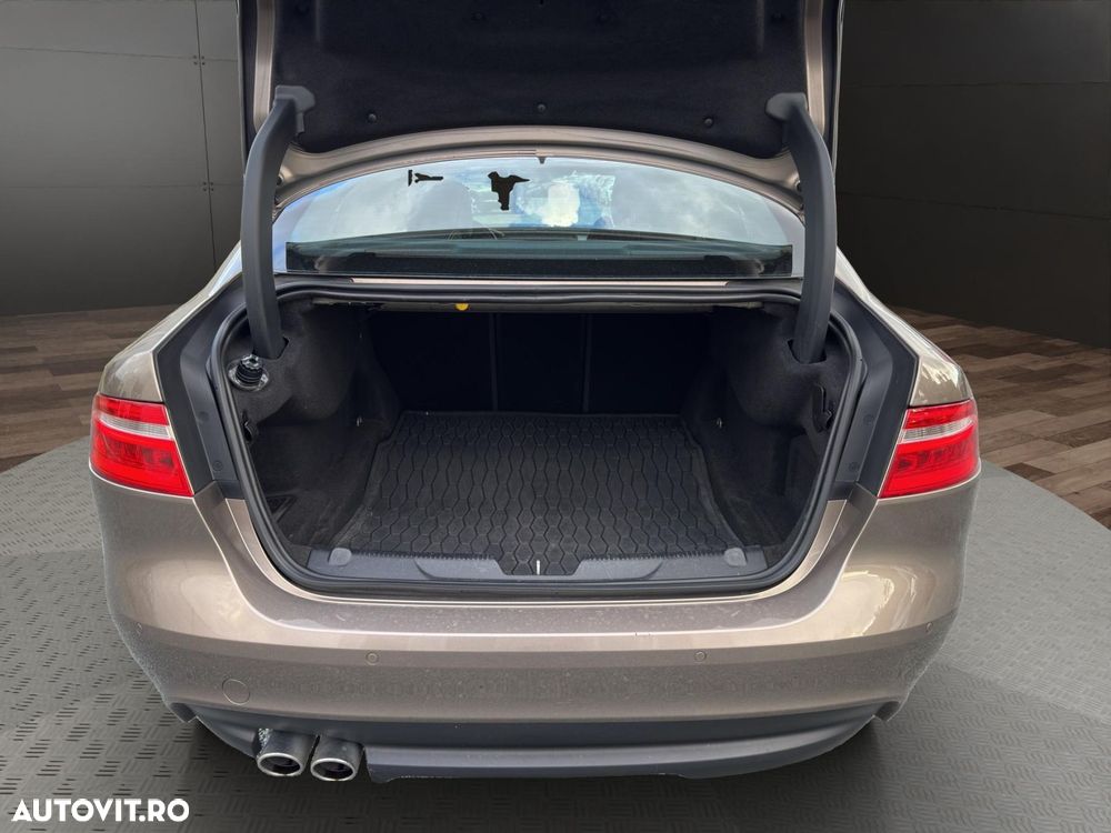 Jaguar XE - 16