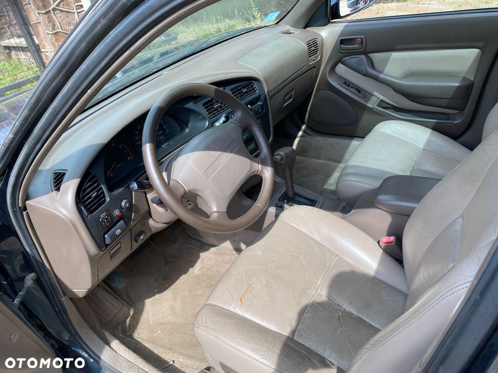 Toyota Camry 3.0 V6 LE - 3