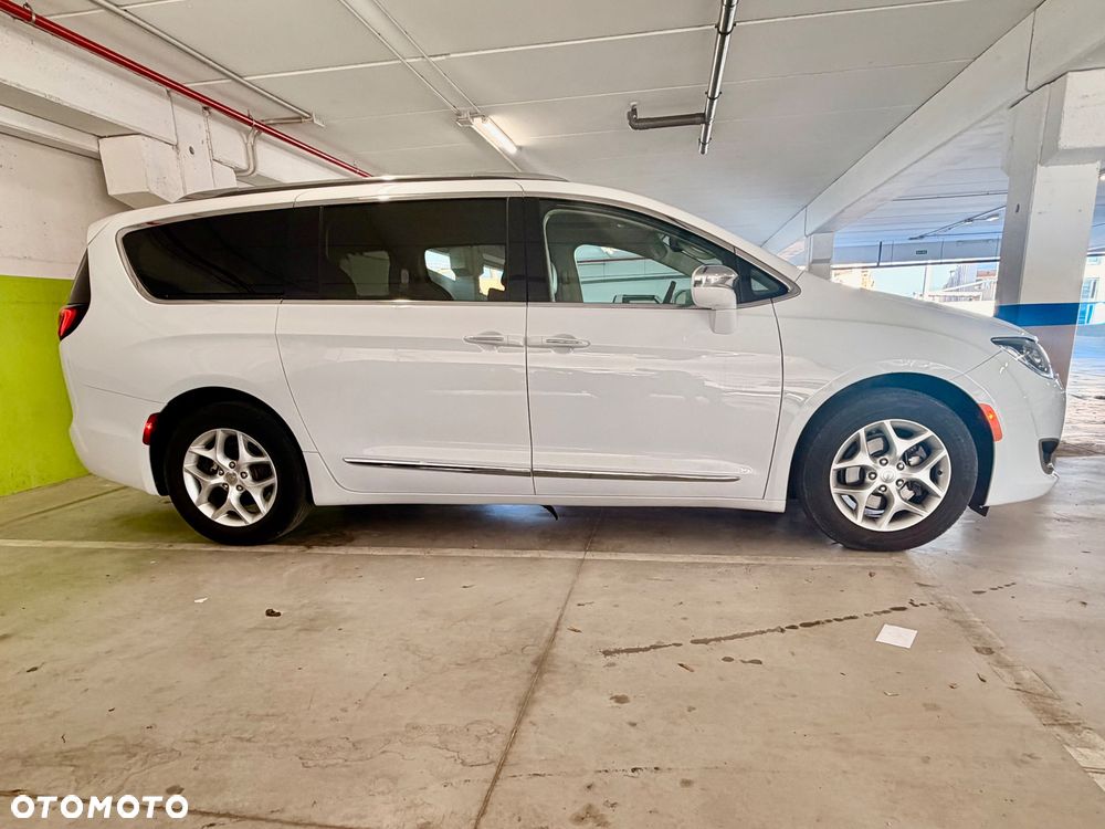 Chrysler Pacifica - 3