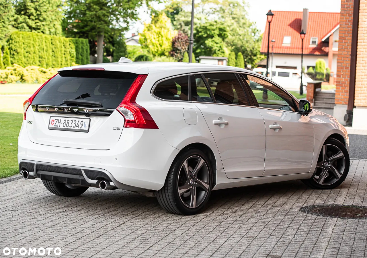 Volvo V60 D5 R-Design - 13