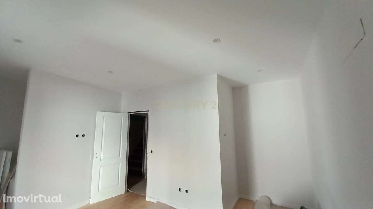 T2 NOVO COM TERRAÇO NA ZONA HISTÓRICA DO SEIXAL - Grande imagem: 4/15