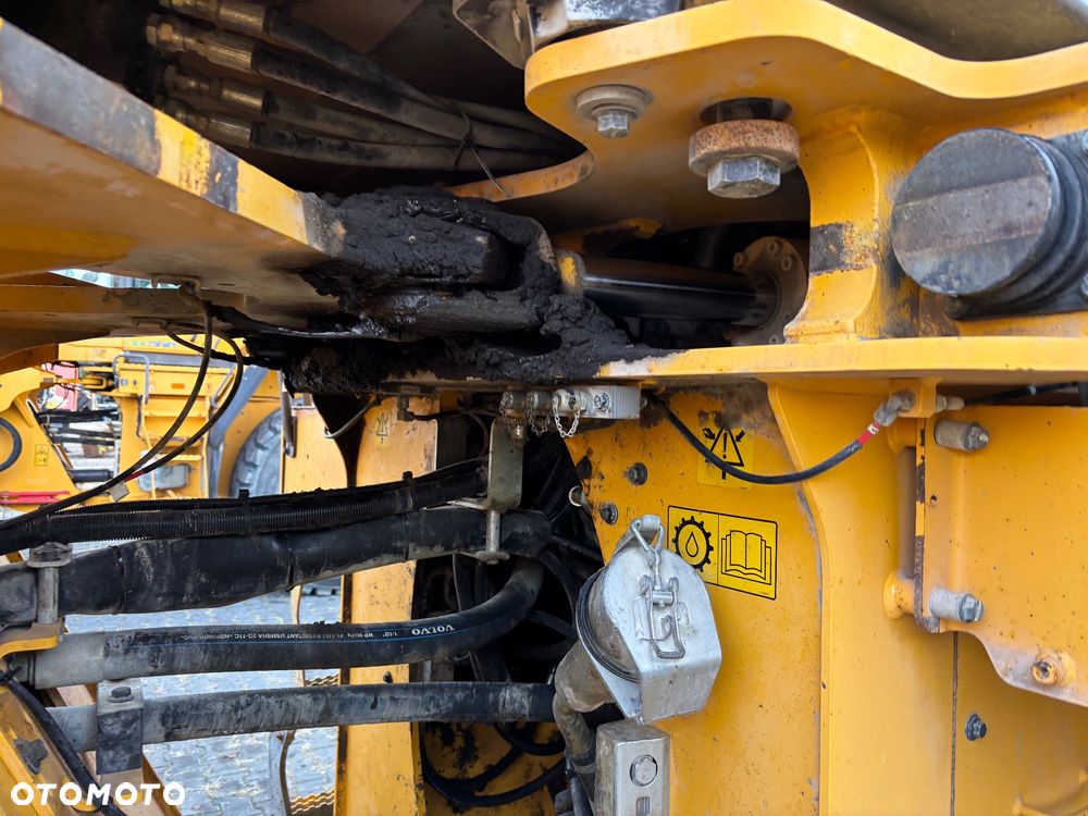 Volvo L150H rok 2011, 26ton, 4,2m3 opony 70%, bdb - 20