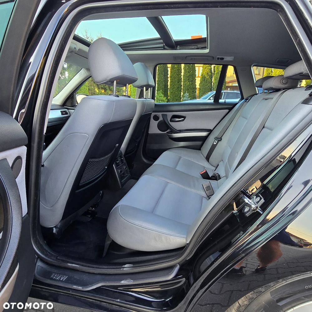 BMW Seria 3 320i Touring - 30