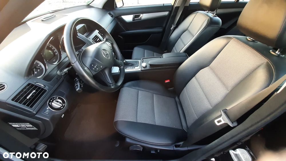 Mercedes-Benz Klasa C 180 CGI Automatik BlueEFFICIENCY Avantgarde - 27