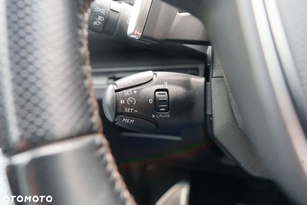Peugeot 3008 THP 165 EAT6 Stop & Start Allure - 23
