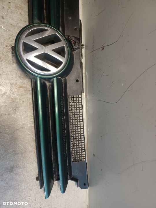 GRILL ATRAPA PRZÓD VOLKSWAGEN GOLF IV ZNACZEK LC6N - 1