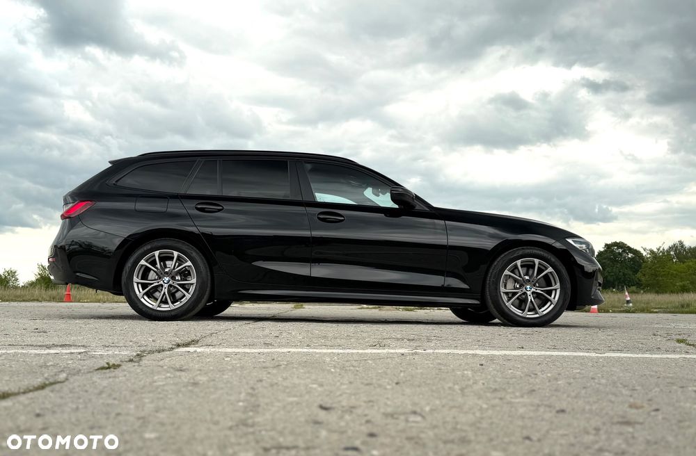 BMW Seria 3 330i Sport Line - 24