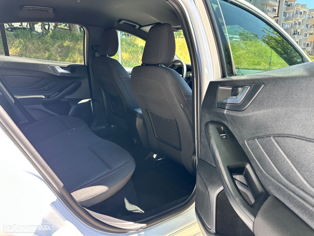 Ford Focus 1.0 EcoBoost S&S ST-LINE - 31