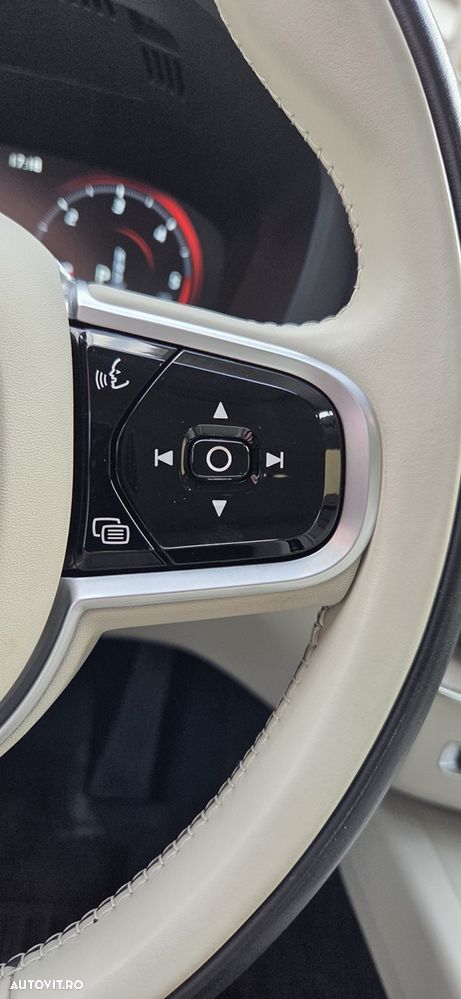 Volvo XC 60 B4 MHEV AT8 AWD Inscription - 28