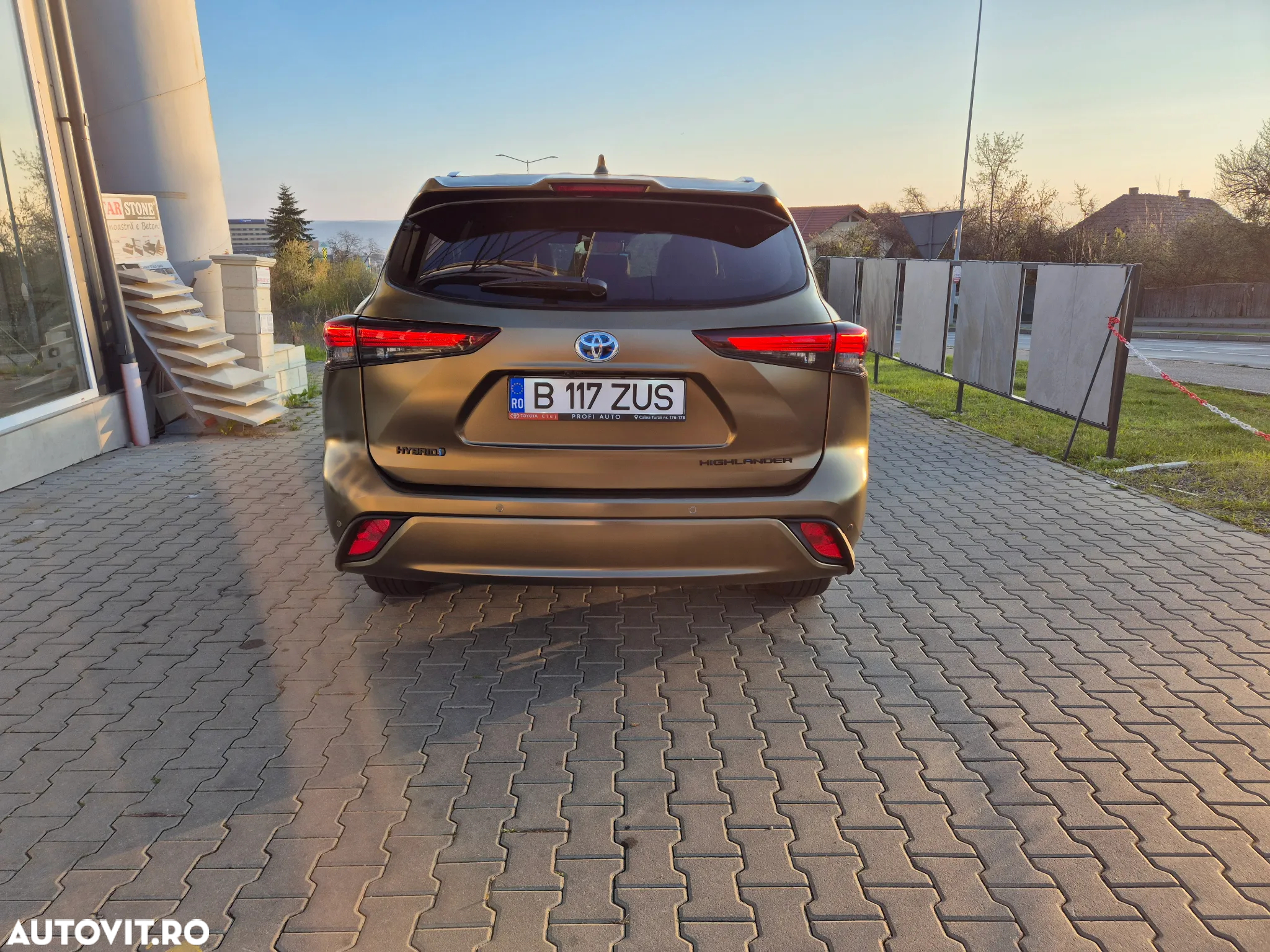 Toyota Highlander 2.5 L Hybrid Dynamic Force 248CP Luxury Metallic - 3