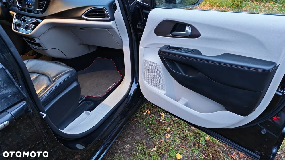 Chrysler Pacifica 2018 photo 2