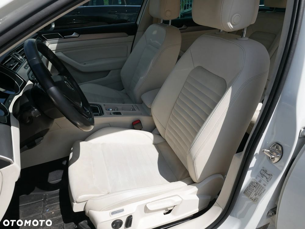 Volkswagen Passat Variant 2.0 TDI SCR DSG Highline - 23