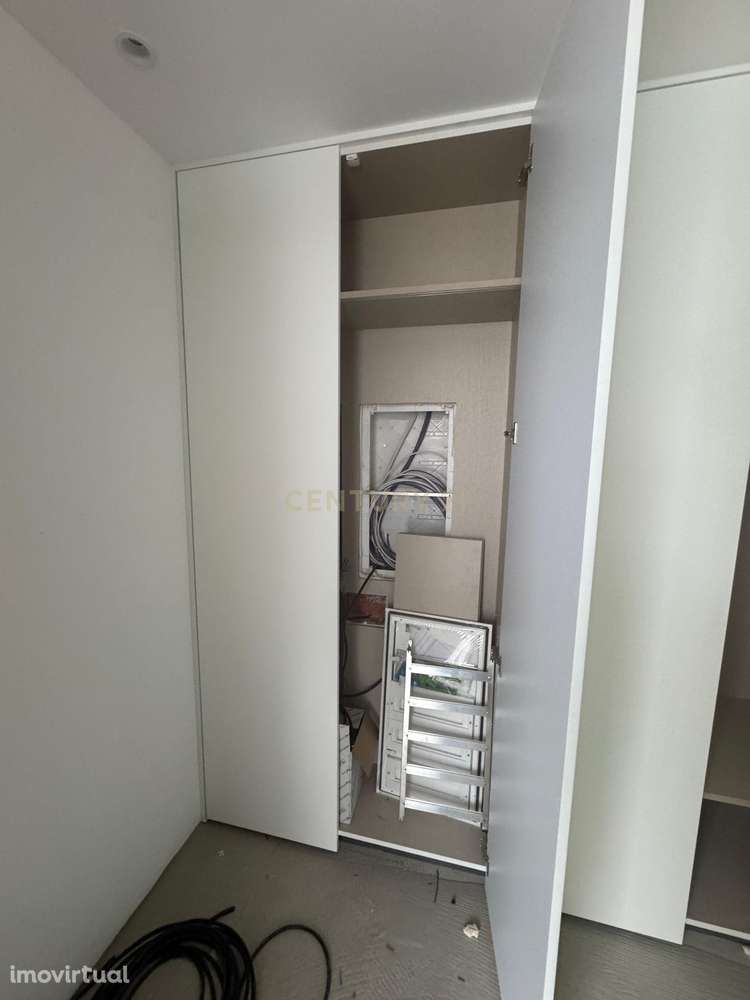 Moradia T4 contemporânea em Construção em Trajouce – São Domingos de R - Grande imagem: 2/32