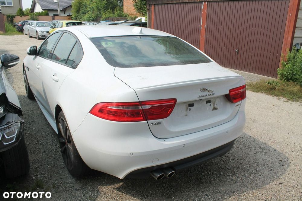 Jaguar XE - 4