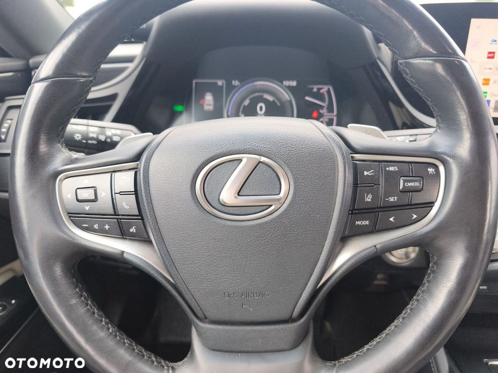 Lexus ES 300h F Sport Design - 17