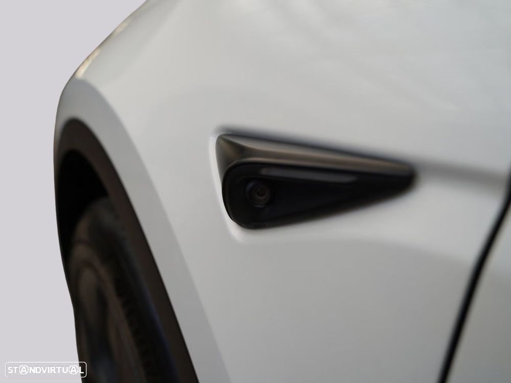 Tesla Model Y - 8