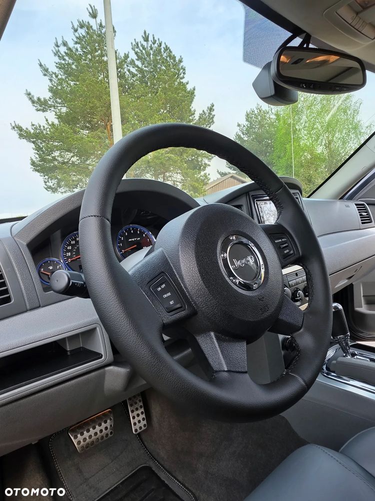 Jeep Grand Cherokee - 31
