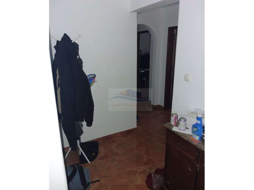 T2 com Varanda, Cozinha e Casa de Banho Remodeladas, Elevador e Arr... - Grande imagem: 2/5