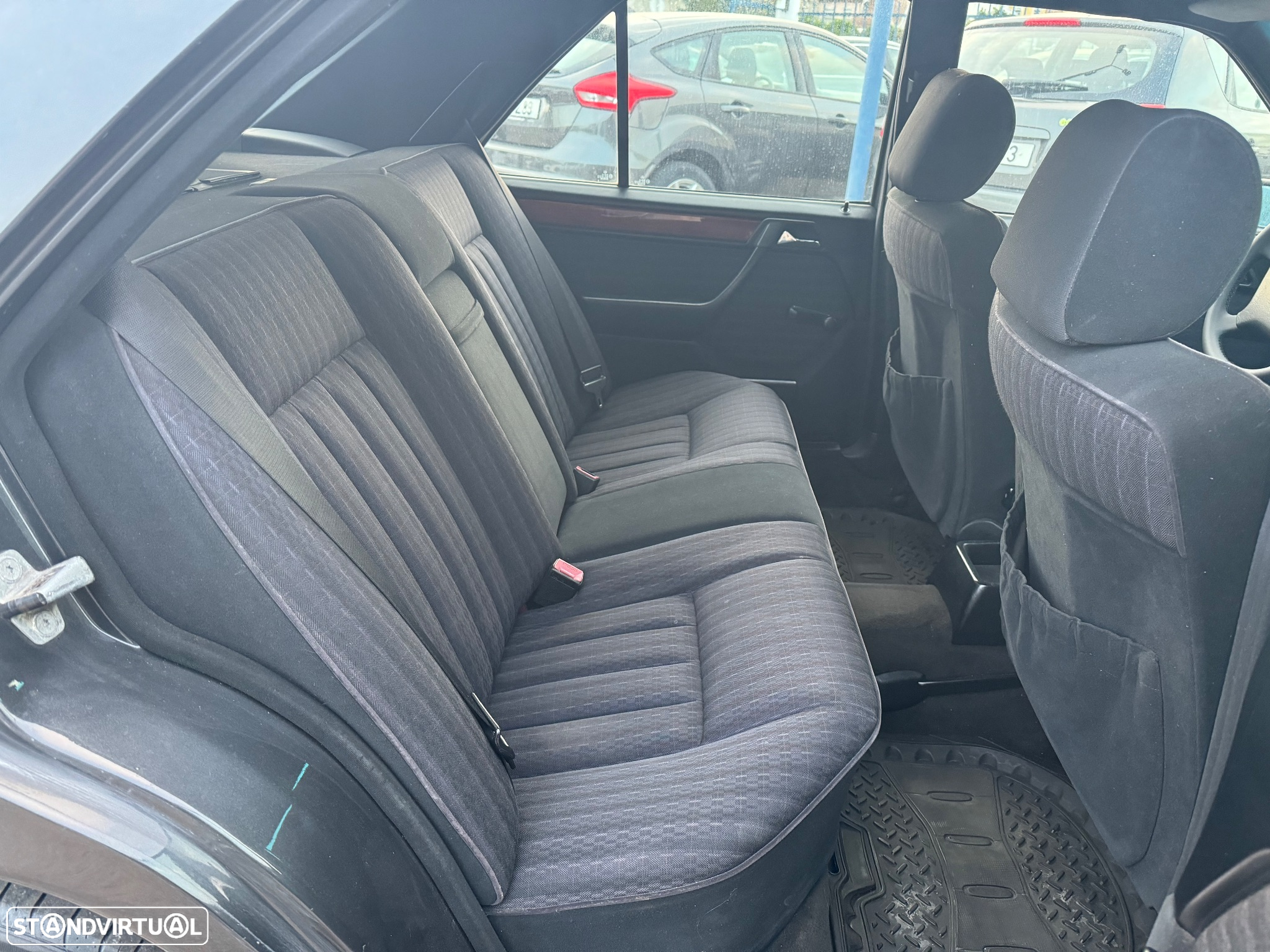 Mercedes-Benz 250 D Turbo - 31