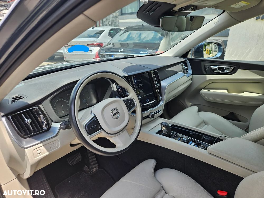 Volvo XC 60 B4 MHEV AWD Momentum Pro - 8