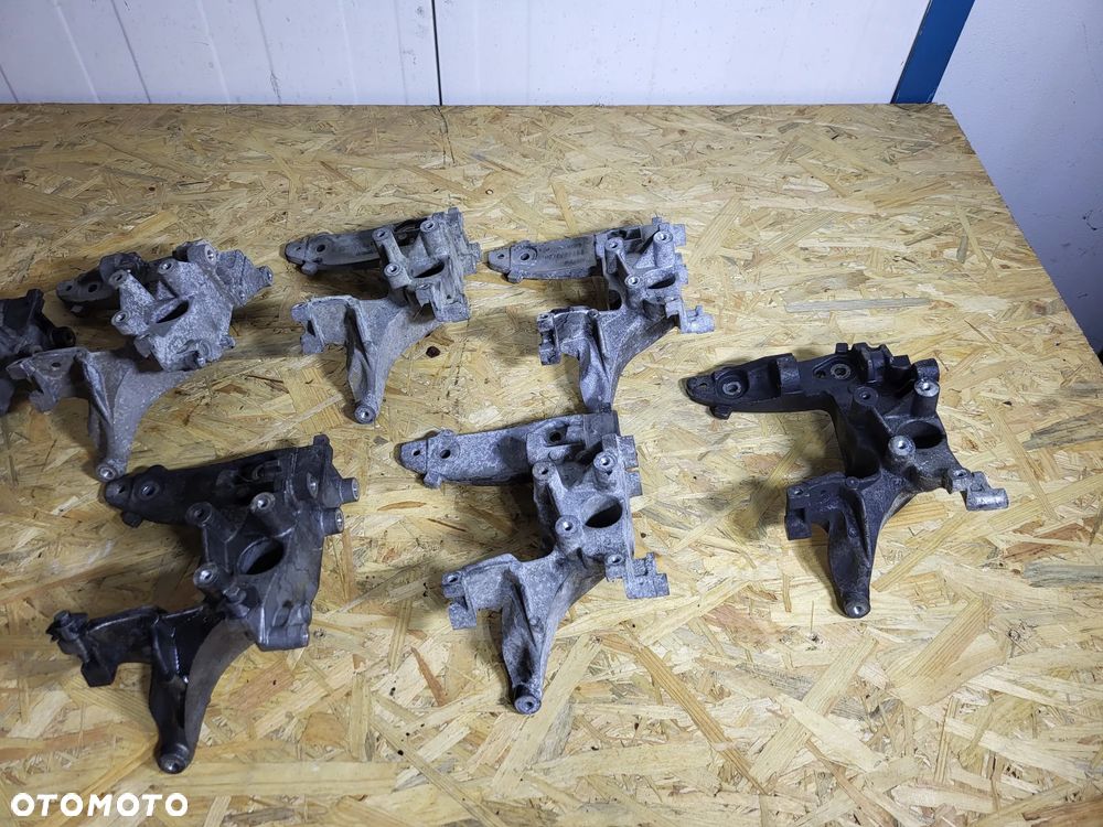 Łapa wspornik Alternatora 1.6 E HDI Peugeot Citroen - 1