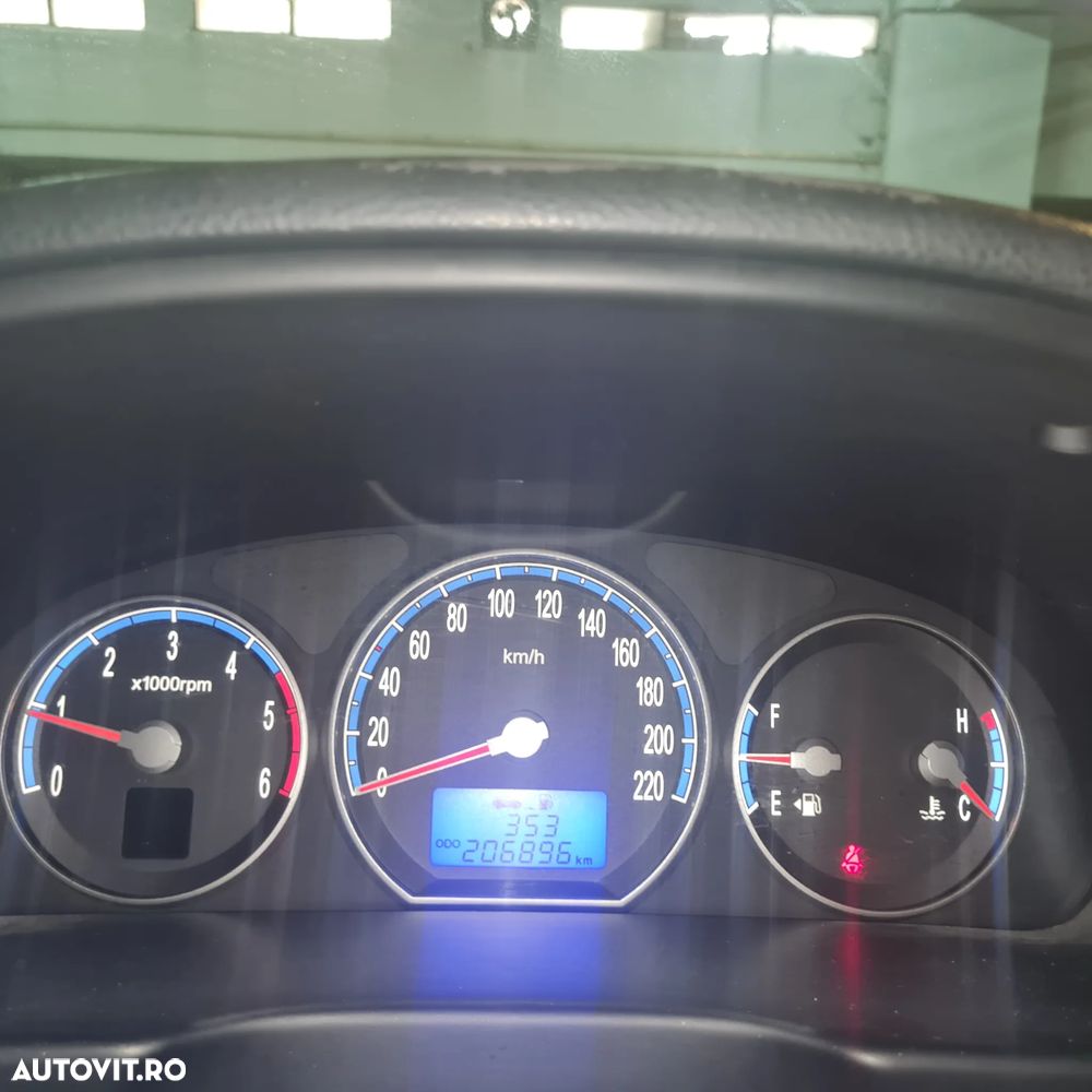 Hyundai Santa Fe 2.2 DSL VGT 5 SEATS 2WD MT CLASSIC - 4