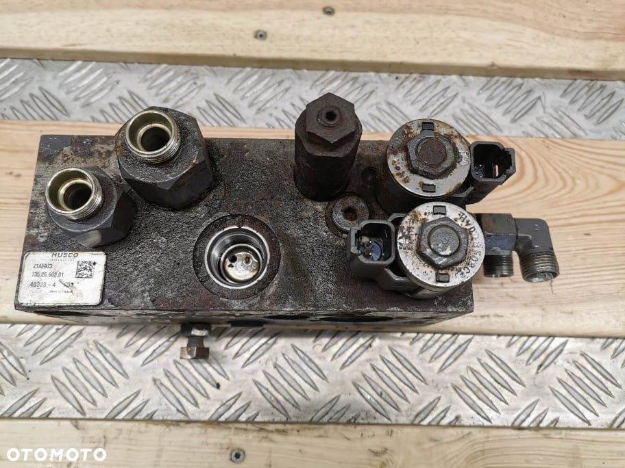 Blok zaworowy osi przedniej Massey Ferguson 7618 {Husco 735.26.602. 01} - 8