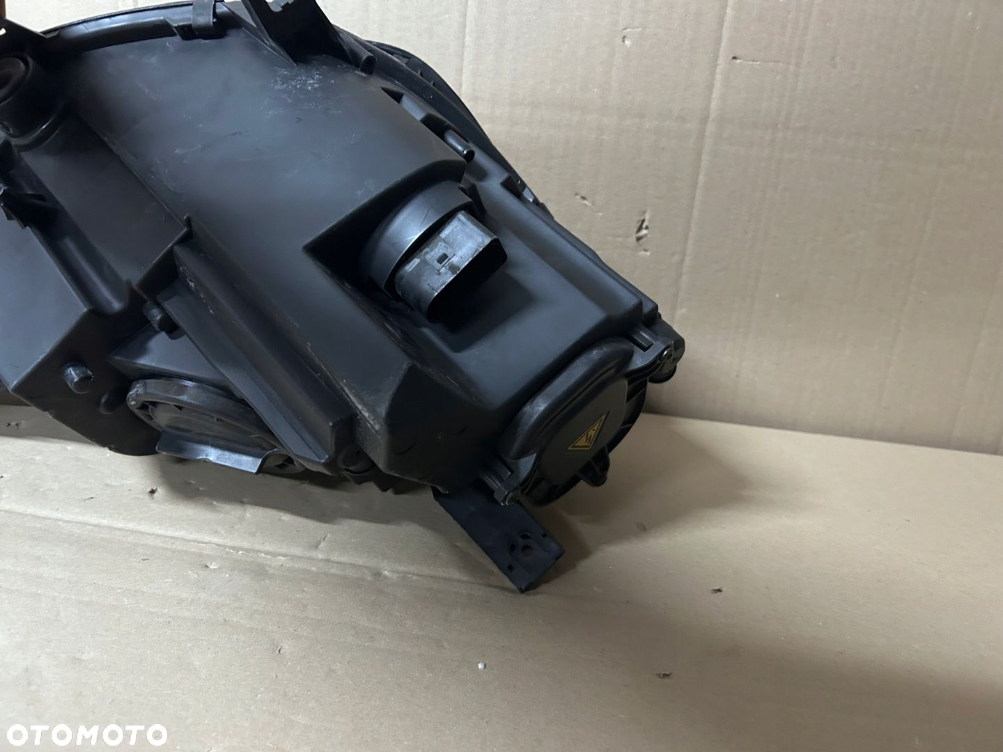LAMPA LEWA AUDI A4 B9 XENON 8W0941005 - 6