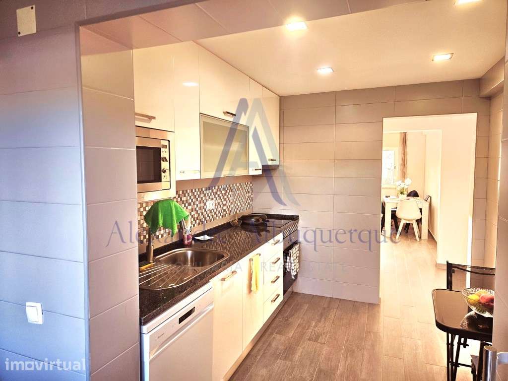 Exclusivo - Apartamento T2 Totalmente Remodelado - em Castelo Sesimbra - Grande imagem: 4/27