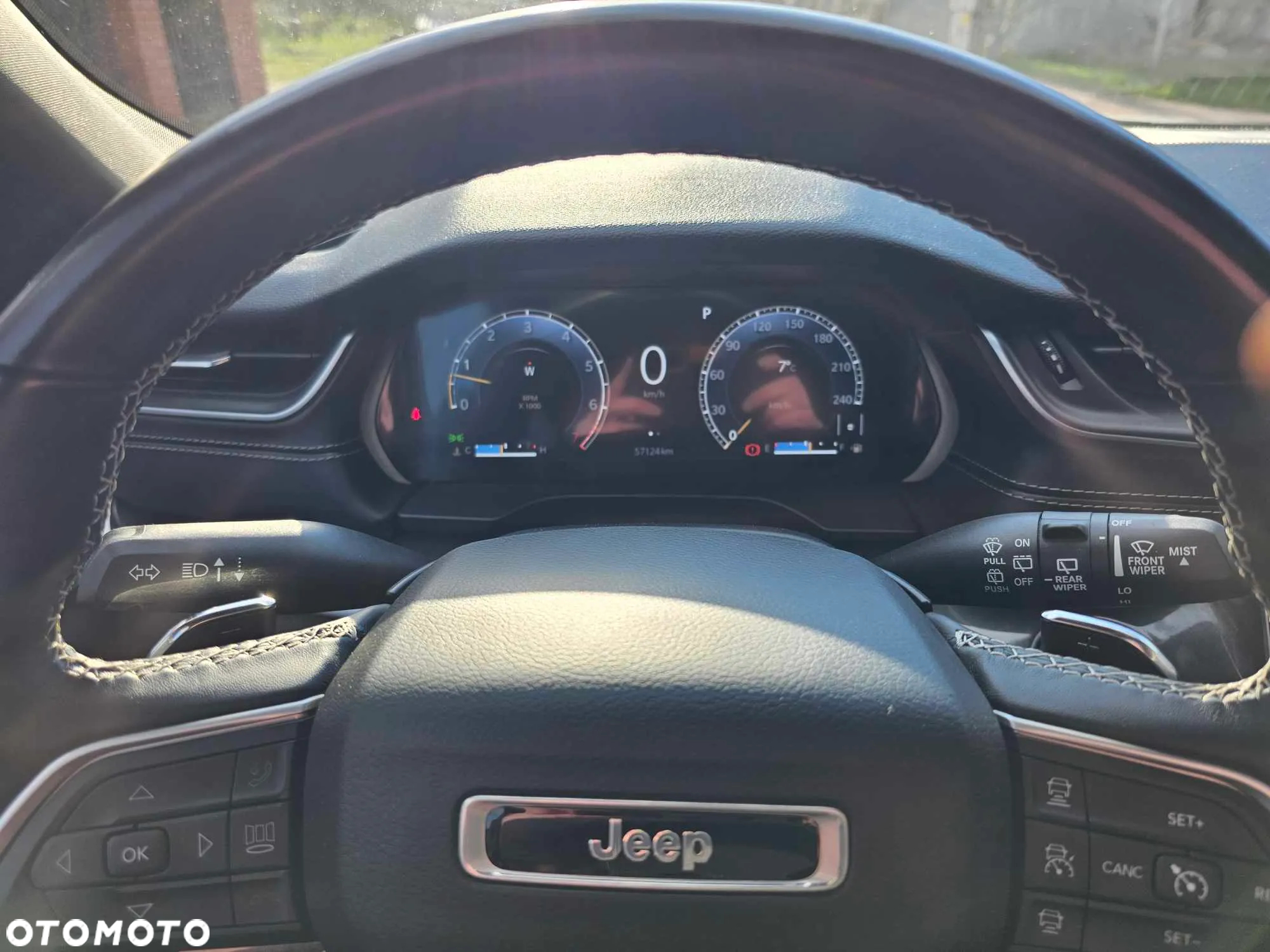 Jeep Grand Cherokee - 32