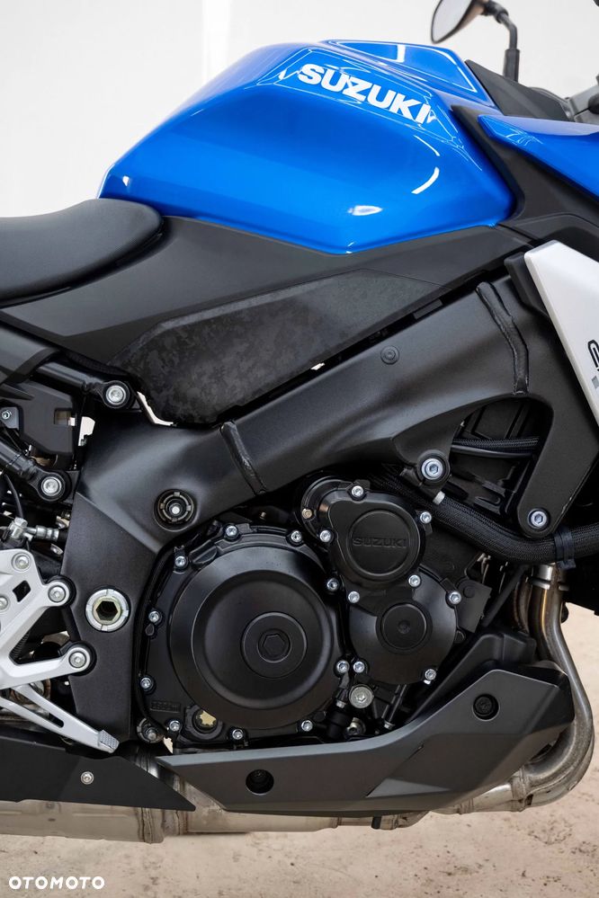 Suzuki GSX - 12