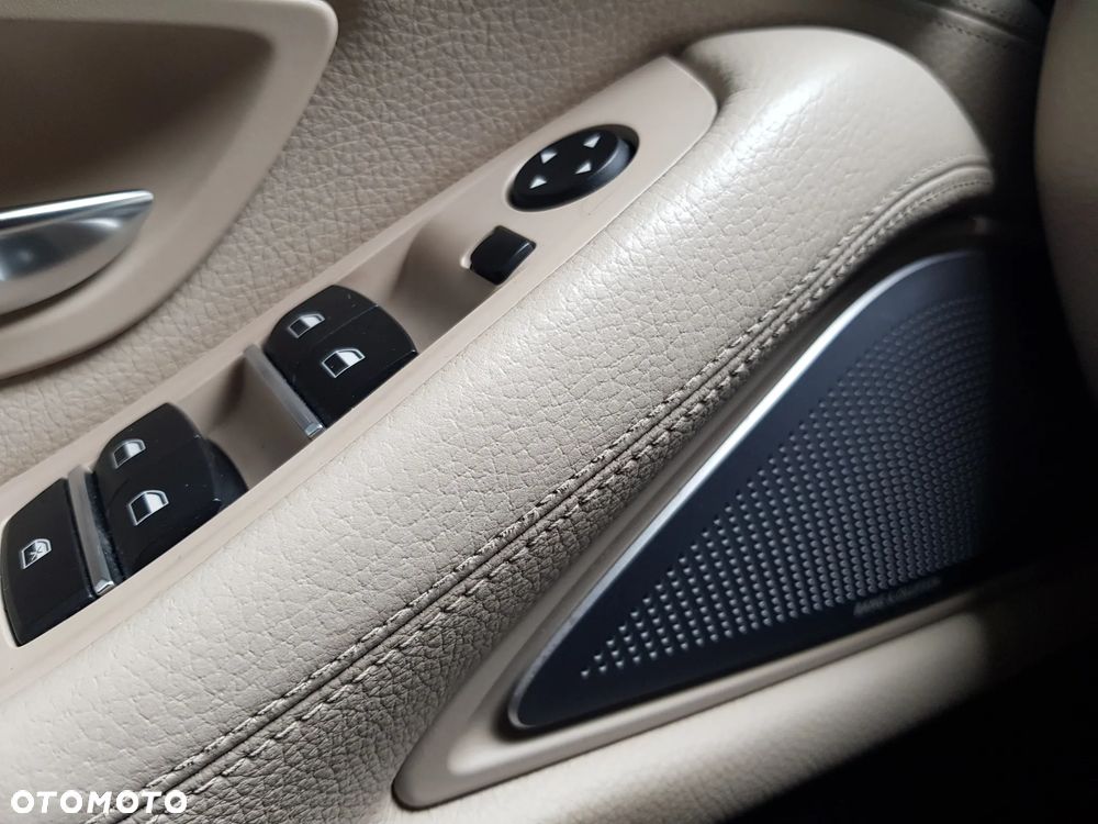 BMW Seria 5 528i xDrive - 25