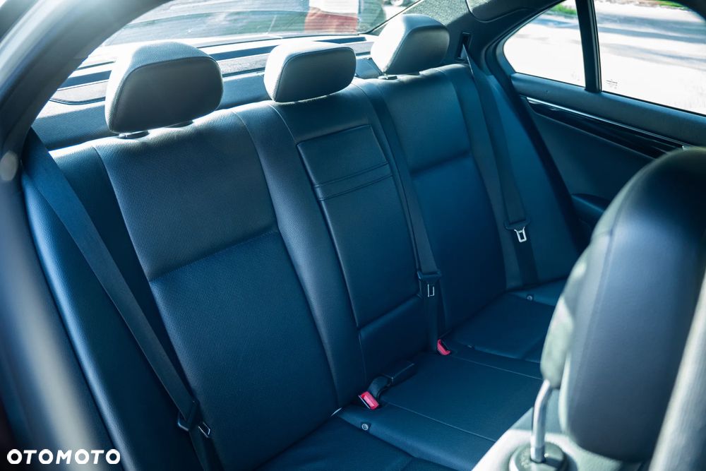 Mercedes-Benz Klasa C 350 BlueEff 4-Matic Avantgarde - 34