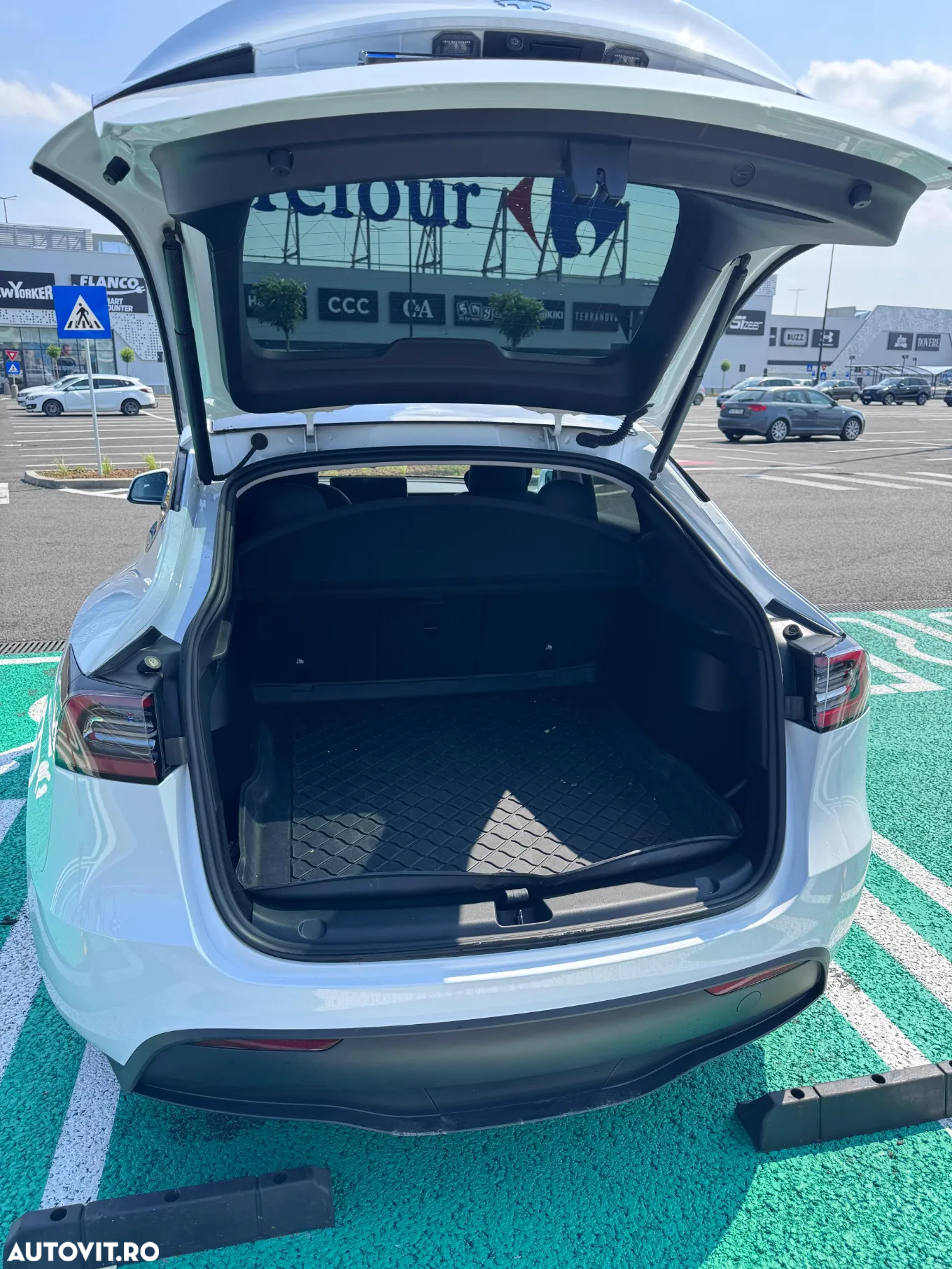 Tesla Model Y - 8