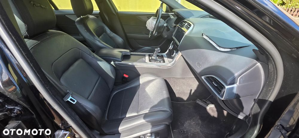 Jaguar XE 2.0 P300 AWD R-Dynamic Black - 10