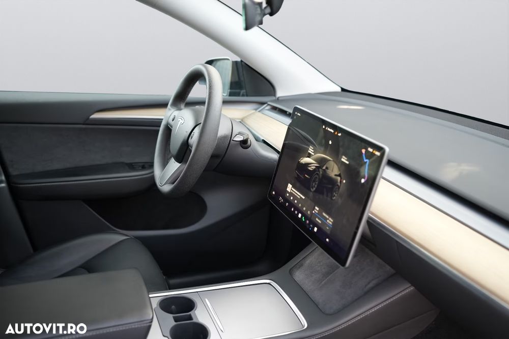 Tesla Model Y Long Range Dual Motor AWD - 13