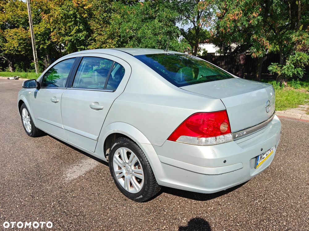 Opel Astra 1.6 Essentia - 4