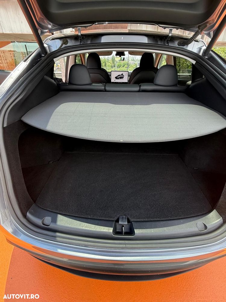 Tesla Model Y Long Range AWD - 16