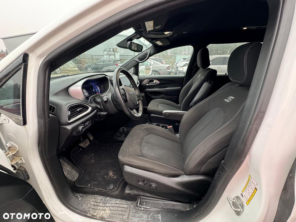 Chrysler Pacifica - 12