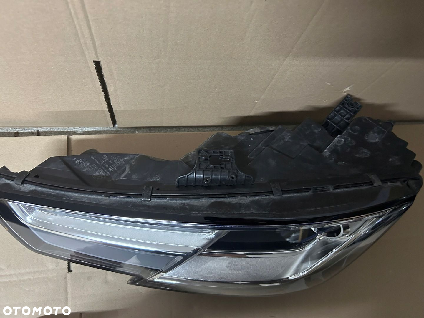 LAMPA LEWA AUDI A4 B9 XENON 8W0941005 - 3