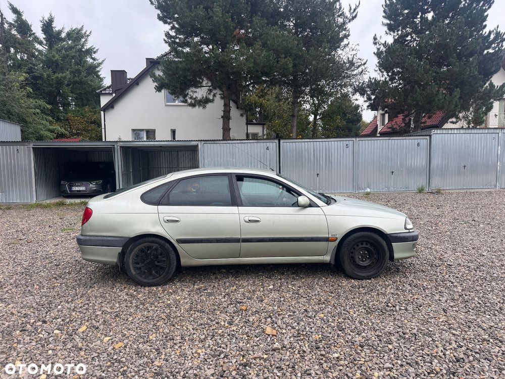Toyota Avensis 2.0 Sol - 8