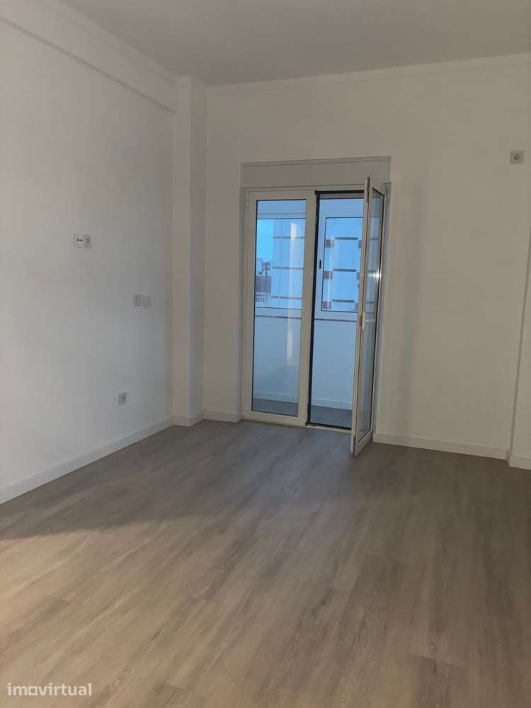 Apartamento Renovado com Vista Rio em Barreiro - Grande imagem: 3/21