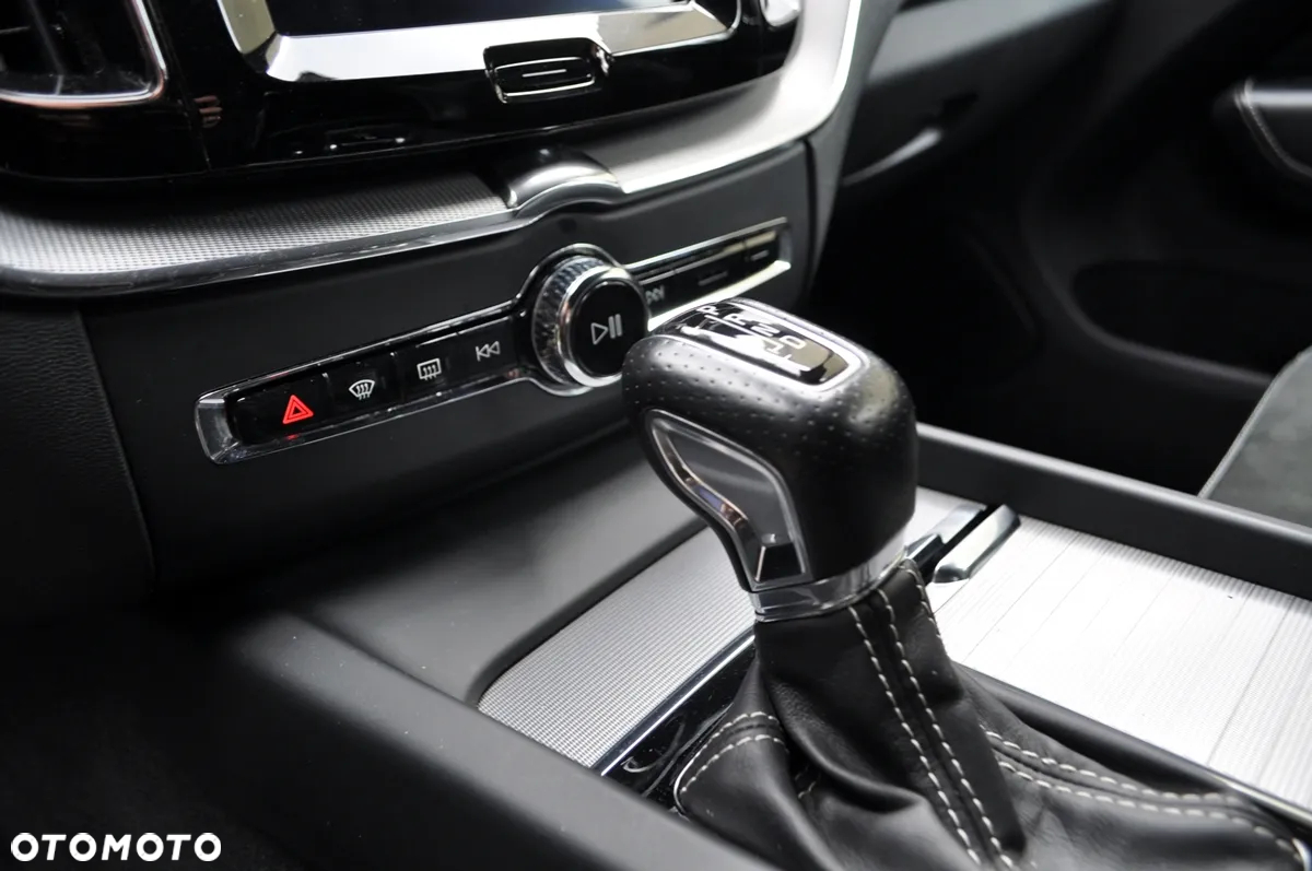 Volvo XC 60 D5 SCR AWD R-Design - 30