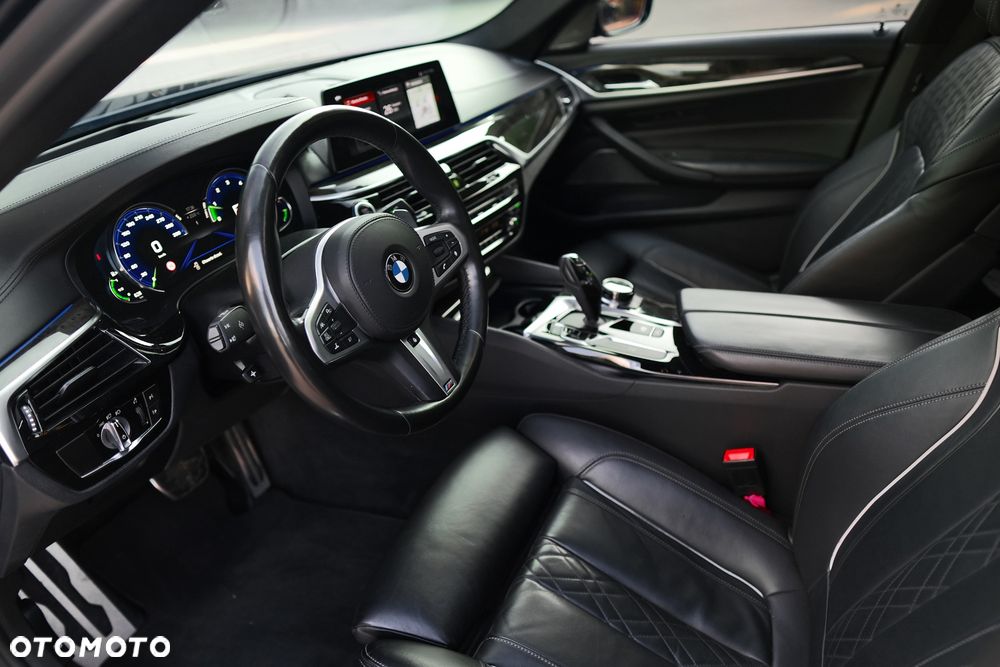 BMW Seria 5 M550i xDrive sport - 36