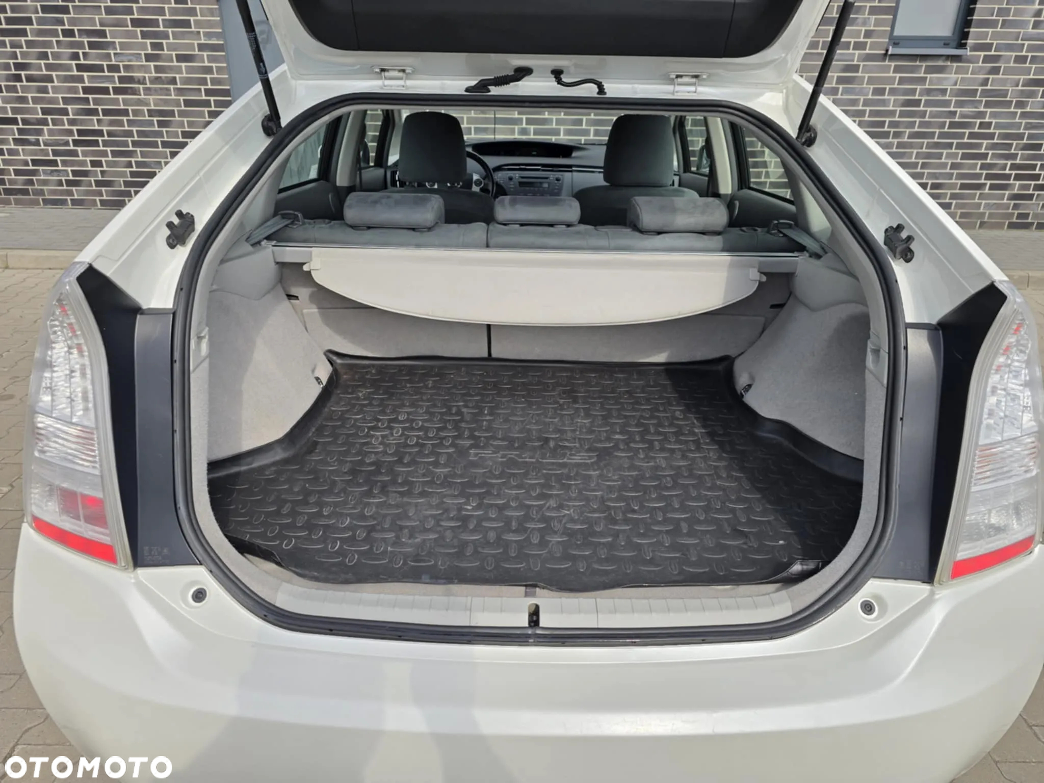 Toyota Prius (Hybrid) Executive - 17