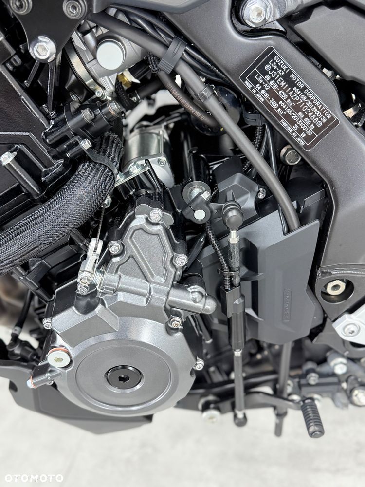 Suzuki GSX - 16