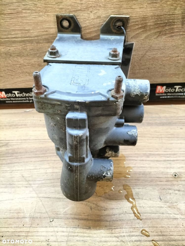 zawór hamulcowy / rozdzielacz - 2