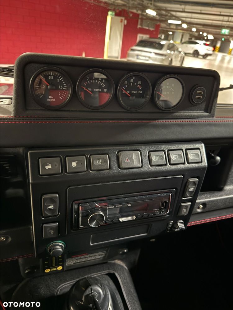 Land Rover Defender - 18